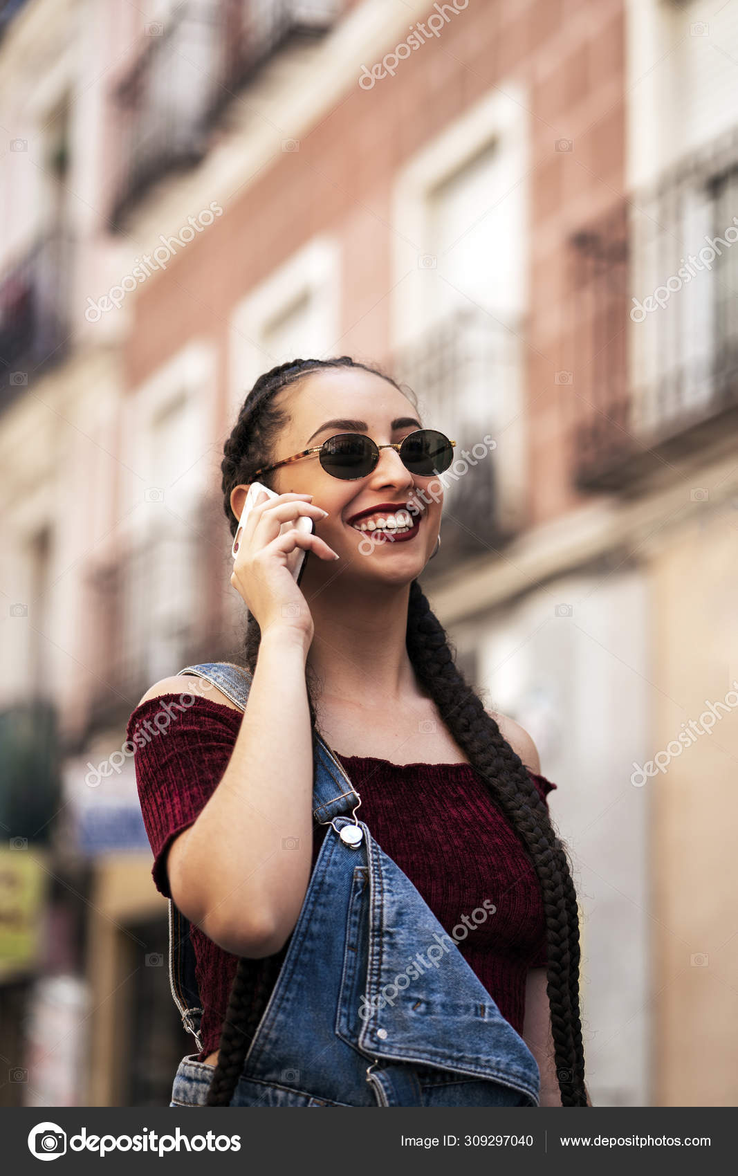 Urban smart casual pretty young woman talking on Hap