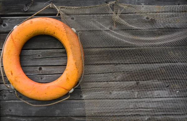 Jasny Pomarańczowy Life Preserver Połowów Netto Powiesić Bardzo Stare Pęknięty — Zdjęcie stockowe