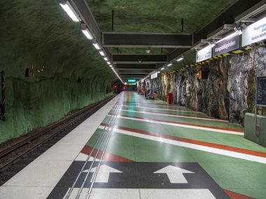 Stockholm, İsveç - 9 Haziran 2025: Renkli duvarları ve modern tasarımı olan Stockholm 'deki boş metro istasyonu.