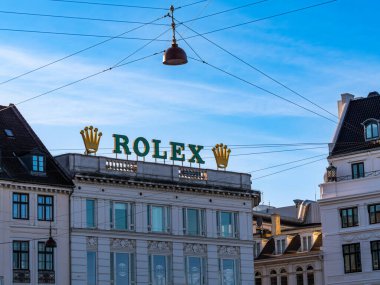 Kopenhag, Danimarka - 7 Eylül 2025: Mavi gökyüzü olan bir şehirde Rolex tabelası.