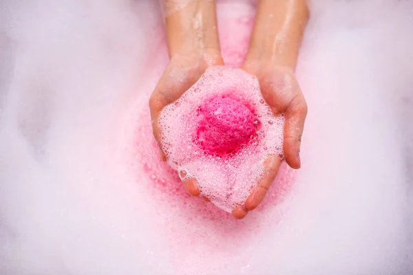 Розовая ванна бомба в воде — стоковое фото