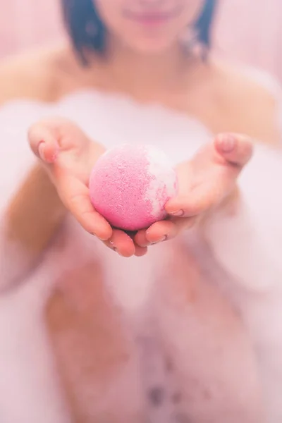 Bomba de banho rosa na água — Fotografia de Stock