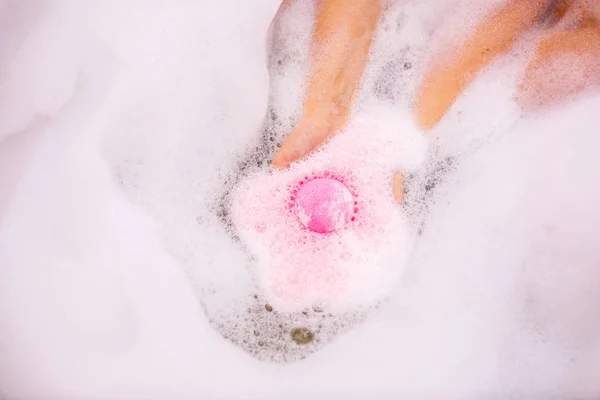 Różowy kąpieli bomba w wodzie — Zdjęcie stockowe