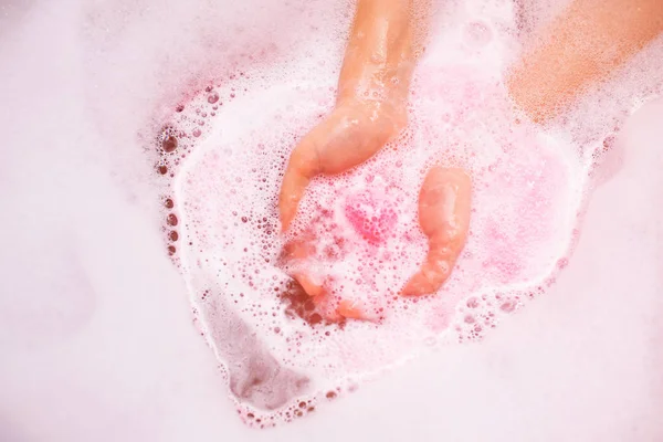 Różowy kąpieli bomba w wodzie — Zdjęcie stockowe