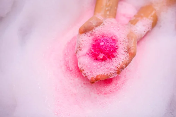 Růžová koupelová bomba ve vodě Royalty Free Stock Fotografie