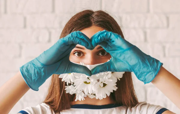 Portrait Junge Ärztin Medizinischer Gesichtsmaske Mit Blumen Und Schutzhandschuhen Zeigen — Stockfoto