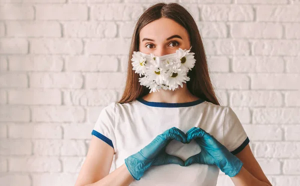 Porträt Glückliche Schöne Mädchen Tragen Medizinische Gesichtsmaske Mit Blumen Zeigen — Stockfoto