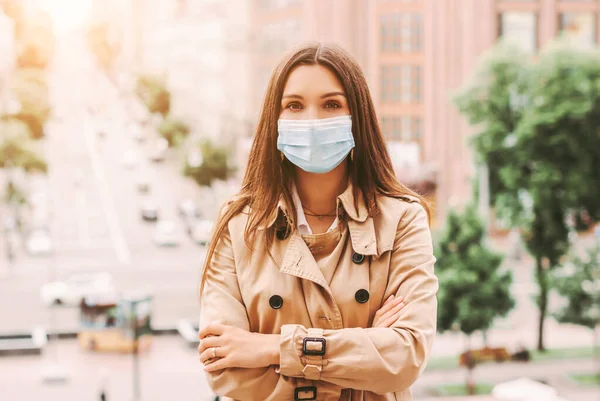 Junge Schöne Elegante Frau Mit Medizinischer Gesichtsmaske Hält Auf Der — Stockfoto