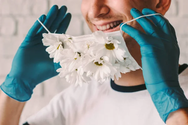 Close Glückliche Männliche Arzt Medizinischen Latex Handschuhen Anziehen Sommer Schutzmaske Stockbild