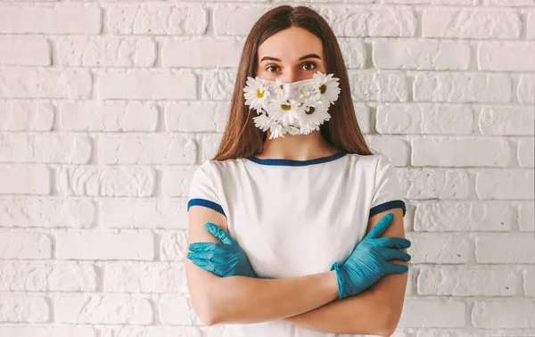 Porträt Junge Selbstbewusste Ärztin Sommerlicher Medizinischer Gesichtsmaske Mit Verschränkten Armen Stockbild