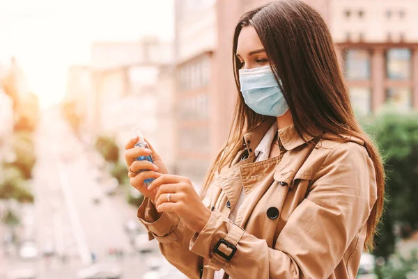 Schöne Junge Hipsterfrau Mit Medizinischer Gesichtsmaske Trägt Antiseptisches Gel Auf Stockbild