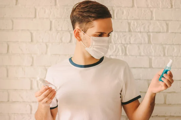 Junger Mann Mit Schutzmaske Gesicht Und Desinfektionsflaschen Der Hand Vertrauensvoller — Stockfoto