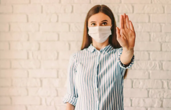 Selbstbewusste Junge Frau Mit Medizinischer Maske Gesicht Die Mit Der — Stockfoto