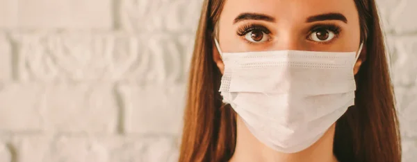 Banner Zelfverzekerde Vrouwelijke Arts Met Beschermend Masker Gezicht Het Ziekenhuis — Stockfoto