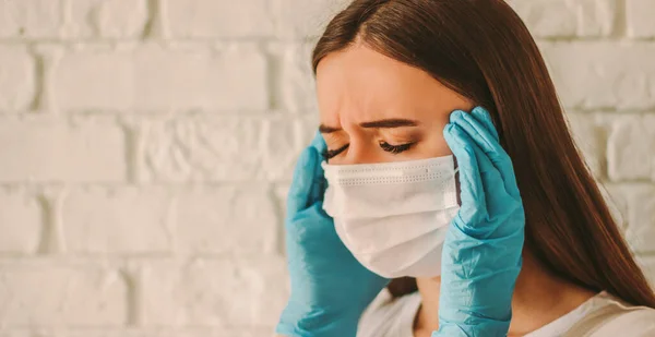 Uitgeput Gestrest Meisje Vrouwelijke Arts Beschermende Masker Gezicht Medische Handschoenen — Stockfoto