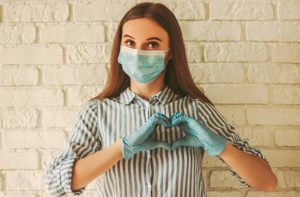 Gelukkig Meisje Medisch Gezichtsmasker Beschermende Handschoenen Gebaren Hart Symbool Met — Stockfoto