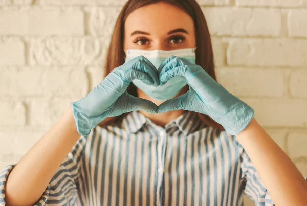 Молодая Женщина Медицинской Маске Защитных Перчатках Показывает Символ Любви Руками — стоковое фото