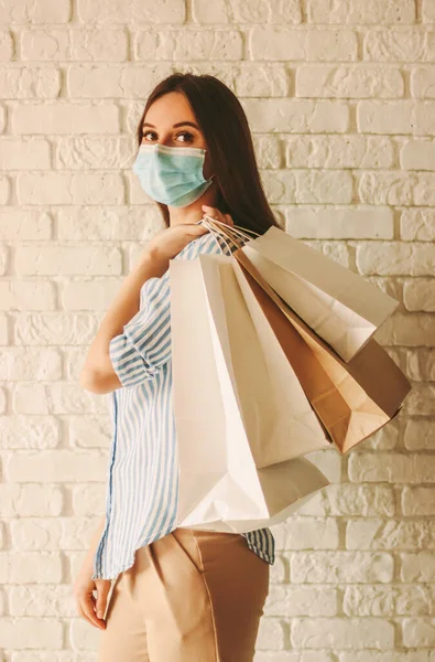Junge Frau Mit Medizinischer Gesichtsmaske Und Einkaufstüten Der Hand Glückliches — Stockfoto