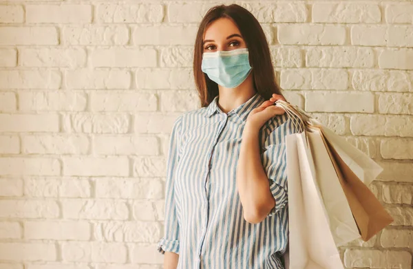 Jonge Vrolijke Vrouw Shopaholic Beschermend Masker Gezicht Met Papieren Zakken — Stockfoto