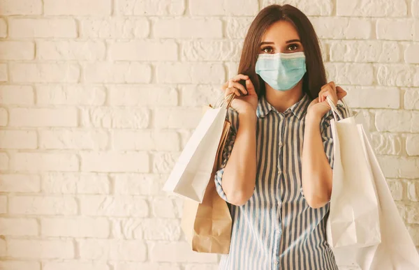 Gelukkig Meisje Shopper Beschermende Gezichtsmasker Met Papieren Zakken Handen Jonge — Stockfoto