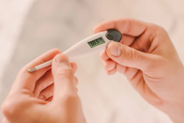 Nahaufnahme Arzt Blick Auf Elektronisches Thermometer Mit Hohem Fieber Körpertemperatur lizenzfreie Stockfotos