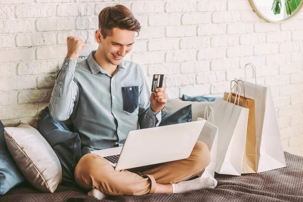Glückliche Männliche Shopper Kaufen Online Mit Laptop Halten Kreditkarte Der — Stockfoto