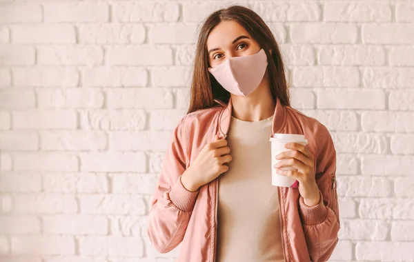 Glückliches Hipster Mädchen Stylischer Medizinischer Gesichtsmaske Und Jacke Trinkt Kaffee — Stockfoto