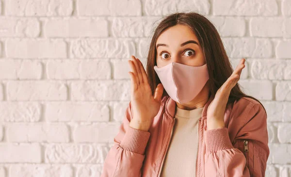 Porträt Junge Schöne Hipster Mädchen Stilvollen Medizinischen Gesichtsmaske Fühlen Sich — Stockfoto