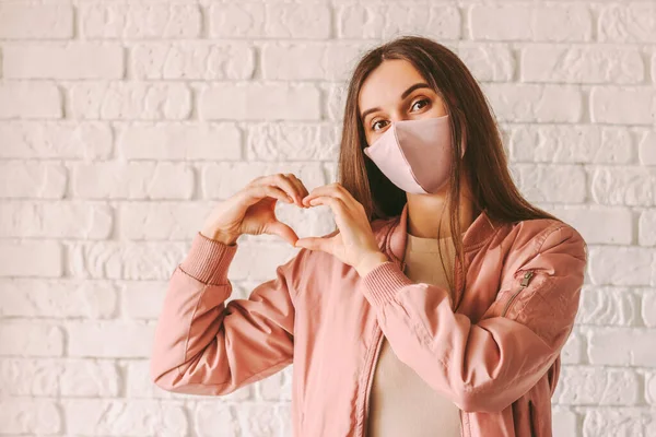 Portrait Glückliches Trendiges Hipster Mädchen Rosa Medizinischer Gesichtsmaske Zeigt Herzförmiges — Stockfoto