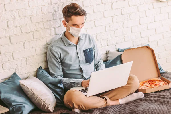 Joven Hombre Negocios Máscara Protectora Utilizando Ordenador Portátil Para Trabajo Imagen de archivo