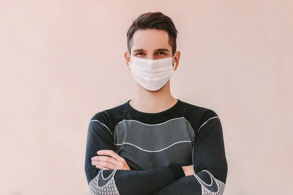 Porträt Selbstbewusster Sportler Mit Medizinischer Gesichtsmaske Die Arme Verschränkt Und Stockbild