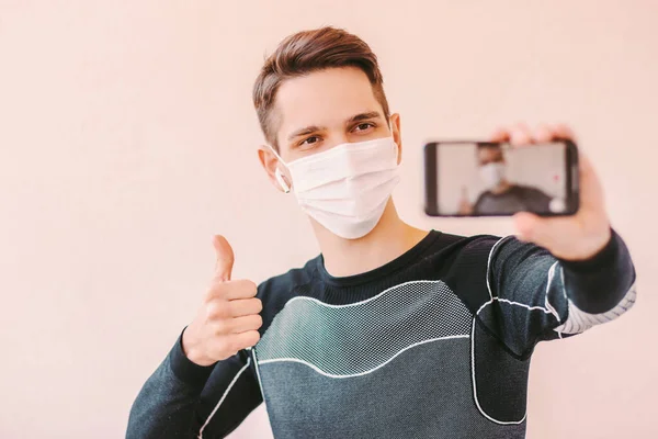 Selbstbewusster Sportler Mit Medizinischer Gesichtsmaske Der Während Der Covid Coronavirus Stockfoto