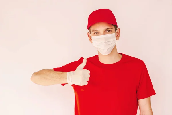 Porträtt Glad Manlig Kurir Röd Uniform Skyddande Mask Och Handske — Stockfoto