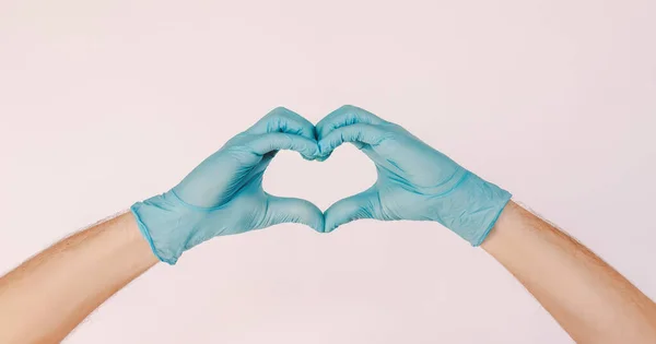 Männliche Hände Blauen Medizinhandschuhen Gestikulieren Liebeszeichen Isoliert Auf Weißem Hintergrund — Stockfoto