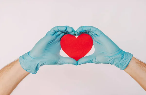 Nahaufnahme Mann Arzt Latex Schutzhandschuhen Halten Rotes Herz Symbol Den — Stockfoto