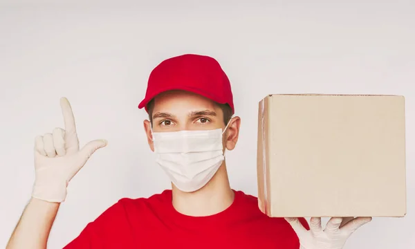 Portrait Glücklicher Mann Lieferservice Mitarbeiter Schützender Gesichtsmaske Medizinische Handschuhe Einheitliche lizenzfreie Stockbilder