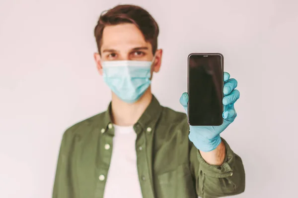 Porträt Junger Mann Schutzhandschuhen Und Medizinischer Gesichtsmaske Smartphone Mit Leerem Stockbild