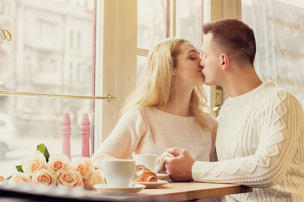 Unga Par Som Äter Romantisk Middag Mysiga Franska Caféet Mannen — Stockfoto
