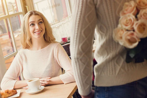 Visszapillantás Fiatalemberre Aki Virágcsokrot Tart Háta Mögött Bájos Mosolygós Barátnőjének — Stock Fotó