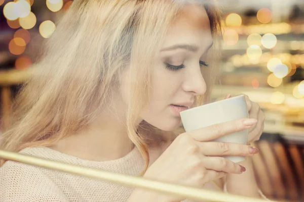 Gyönyörű Szőke Lány Kávézik Egy Hangulatos Francia Kávézóban Egy Fiatal — Stock Fotó