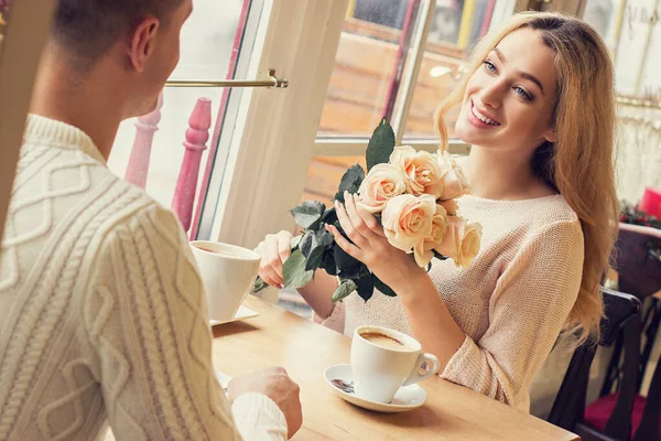 Egy Fiatal Pár Portréja Akik Romantikus Vacsorát Vacsoráznak Egy Hangulatos — Stock Fotó