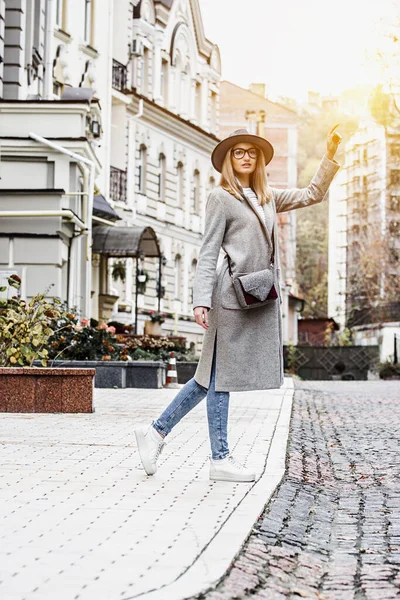 Schöne Junge Frau Moderner Urbaner Kleidung Mit Erhobener Hand Während lizenzfreie Stockfotos