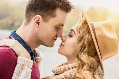 Sırılsıklam aşık. Genç ve güzel bir çiftin yüz yüze dururken gözlerini kapalı tuttuğu görüntüler. Genç aşık bir çift dışarıda geziyor. Adam güzel kız arkadaşına sarılıyor..