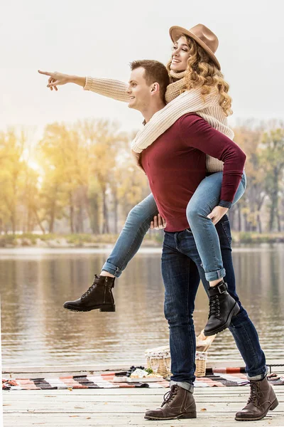 Ist Junger Hübscher Mann Gibt Seiner Schönen Freundin Huckepack Zurück — Stockfoto