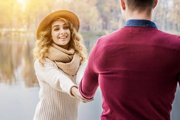 Komm Mit Horizontale Aufnahme Einer Blonden Frau Mit Hut Die — Stockfoto