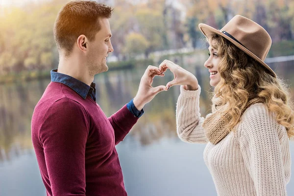Ausdruck Ihrer Liebe Seitenansicht Des Schönen Jungen Paares Machte Herzform — Stockfoto
