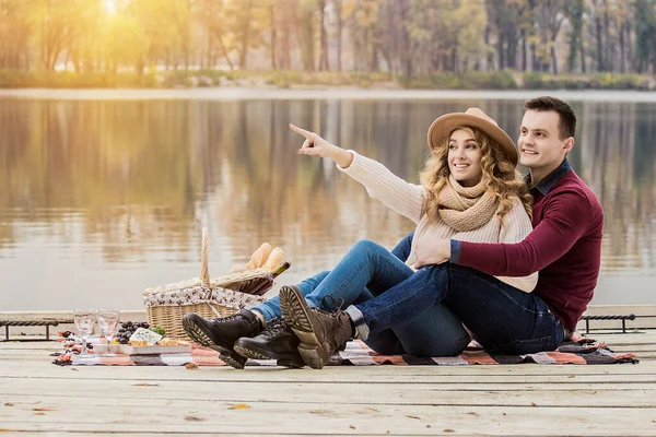 Olhe Para Tiro Horizontal Homem Abraçando Sua Bela Namorada Sorrindo — Fotografia de Stock