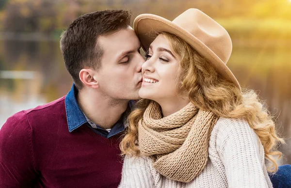 Szerelem Van Levegőben Egy Fiatal Férfi Portréja Amint Megcsókolja Gyönyörű — Stock Fotó