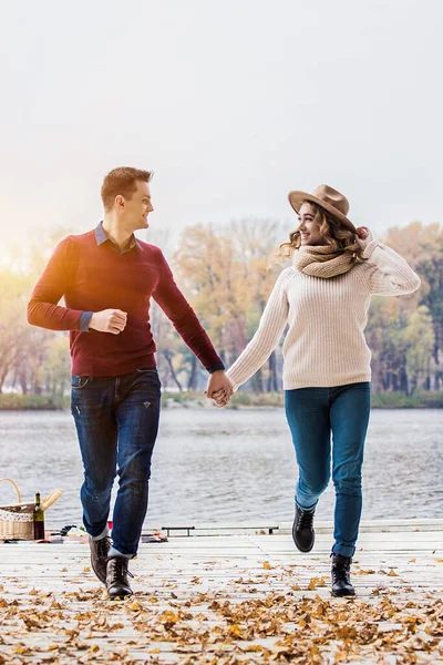 Eine Glückliche Zeit Miteinander Verbringen Ein Junges Paar Voller Länge — Stockfoto