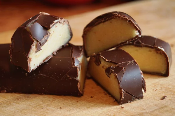 Caramelo Con Mazapán Cubierto Chocolate Sobre Una Mesa Madera —  Fotos de Stock